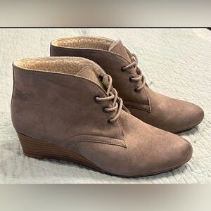 Size 10- Melrose Ave - women's vegan suede shearling-lined lace-up wedge bootie